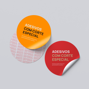ADESIVOS PROMOCIONAIS 2x2cm Adesivo Papel Couchê 2x2cm 4x0 Impressão Laser Meio-Corte Entregue em Folha Formato SRA3 (320x483mm).